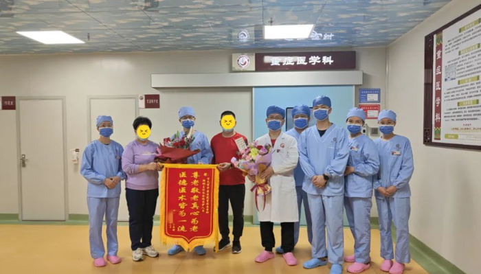 【医患和谐】太阳成集团tyc4633重症医学科（ICU）收到患者家属送来的锦旗