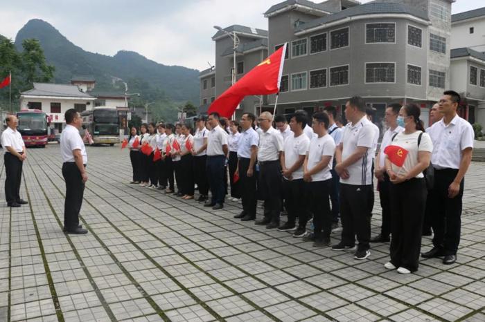 【党史学习教育】学习拔群精神、走好新时代长征路 ——太阳成集团tyc4633开展“打卡红色教育基地 传承红色基因”专题培训活动